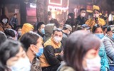 Người dân Hà Nội bịt khẩu trang phòng virus Corona mua vàng
